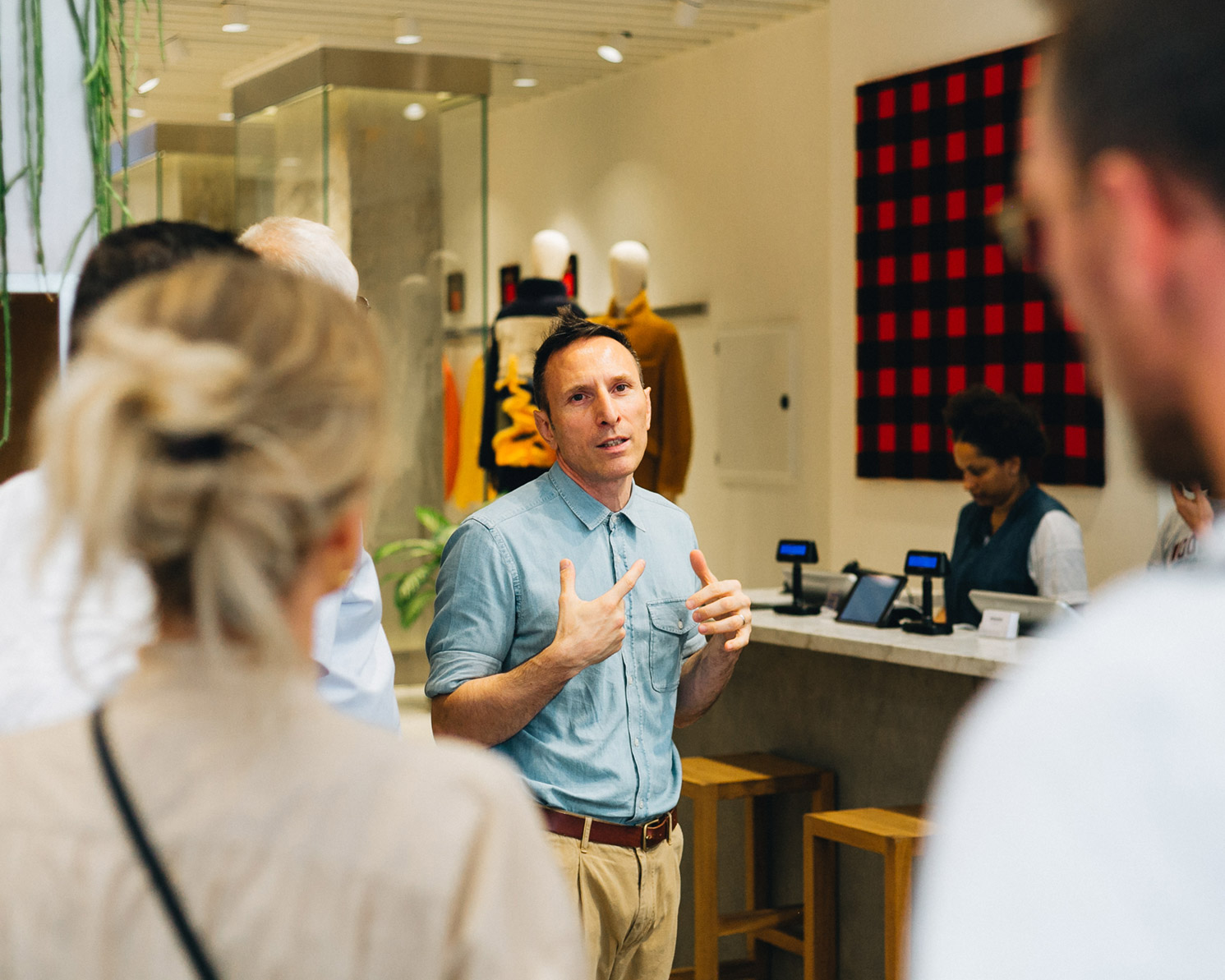 the-retail-experience-cunsulting-retail Menschen in einem modernen, offenen Raum als Ausdruck von Begegnung, Austausch und Zusammenarbeit.